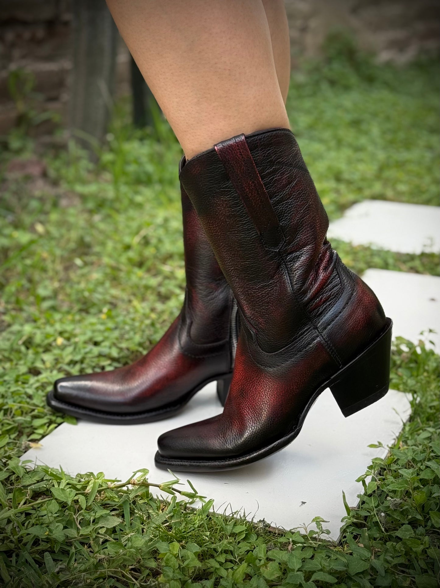 Bota En Piel De Venado Black Cherry Modelo Fer