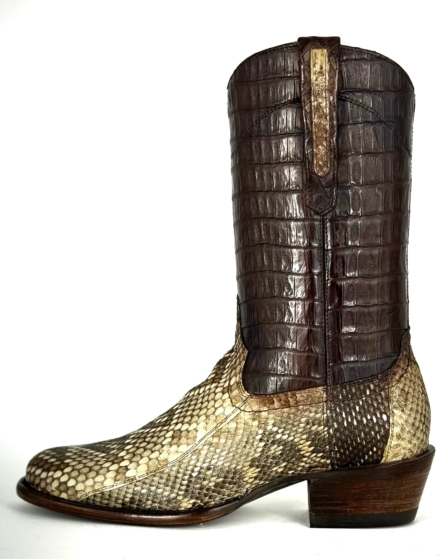MODELO INVASOR FULL CASCABEL AMÉRICA / CAIMAN FUSCUS
